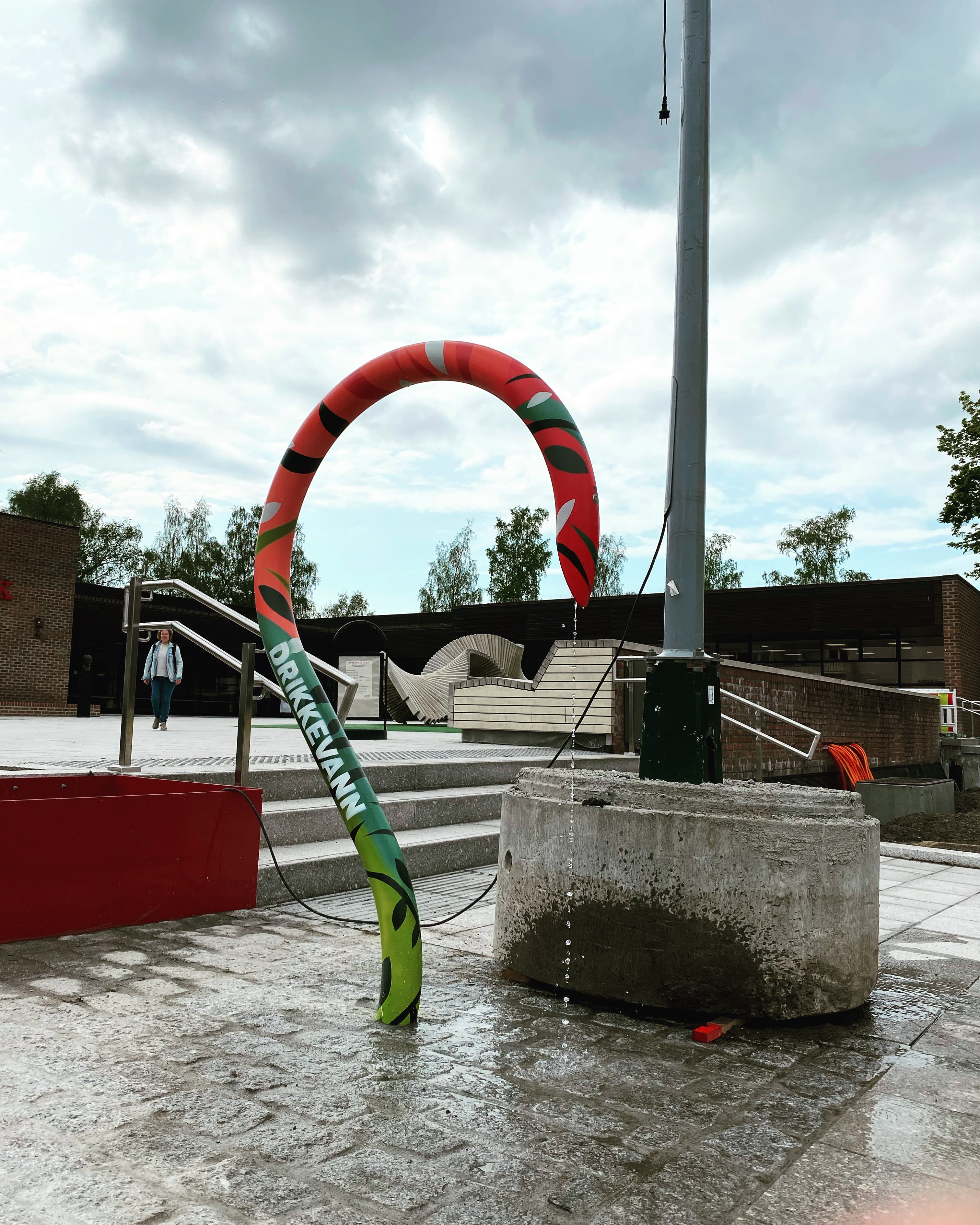 Sildr fontene i Bærum med kunst